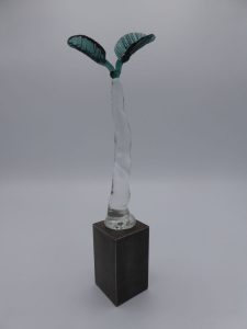 'Plante à deux feuilles', verre et métal, par Philippe Marchenay